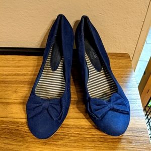 Blue wedge pumps with bow